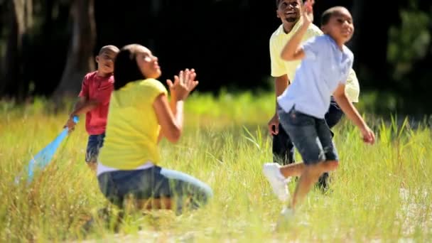 Etnische jongetje beoefenen van honkbal met zijn familie — Stockvideo