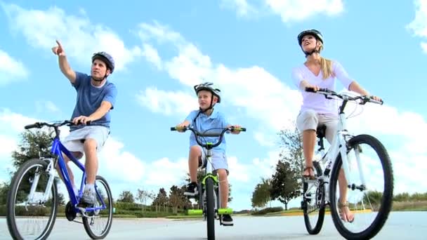 Kaukasische ouders en zoon buiten fietsen — Stockvideo