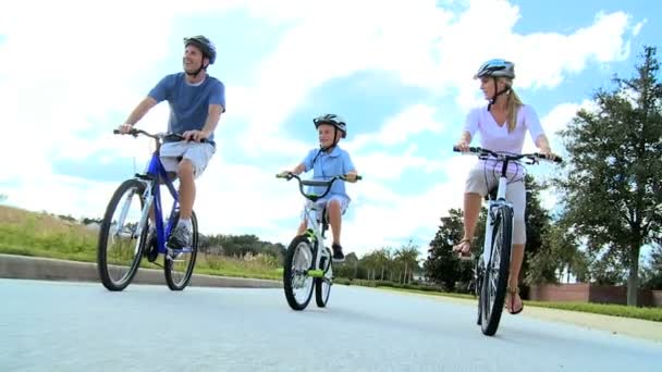 Familia sana caucásica montar en bicicleta juntos — Vídeo de stock