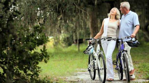 アクティブな熟女カップル、運動のためのサイクリング — ストック動画