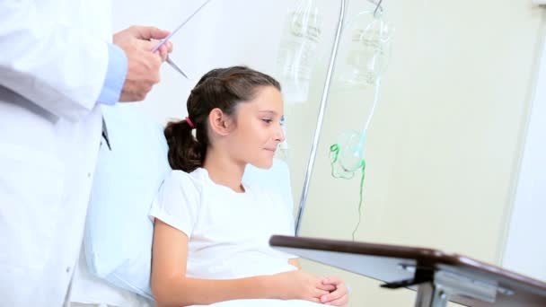 Médico y enfermera examinando a un paciente joven en el hospital — Vídeo de stock