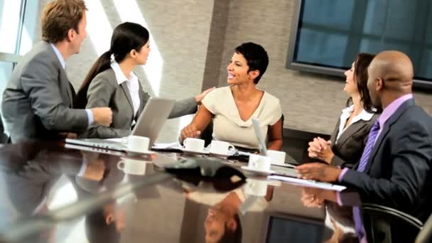 Equipe multi étnica bem sucedida de consultores de negócios — Vídeo de Stock