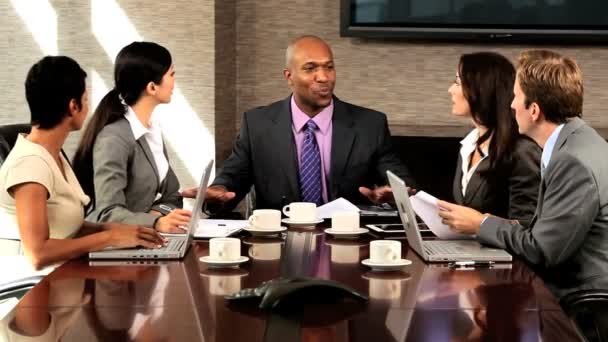 Başarı için çok etnik iş takım haberleri — Stok video