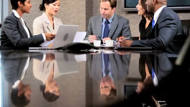 Equipe de negócios multi étnica ambiciosa na sala de visitas — Vídeo de Stock