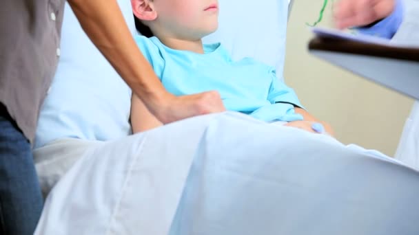 Madre con niño en cama de hospital — Vídeo de stock