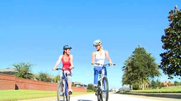 Vriendinnen plezier samen fietsen — Stockvideo