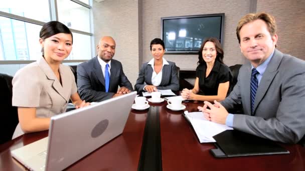 Equipo de negocios multiétnicos usando enlace ascendente de video en línea — Vídeo de stock