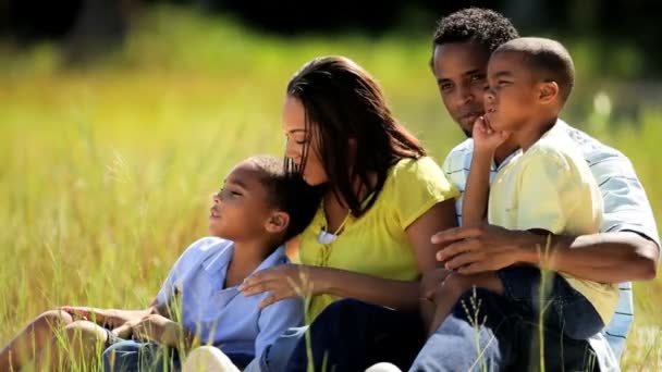 Retrato da família étnica feliz no parque — Vídeo de Stock