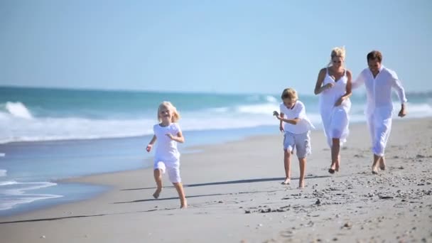 Família caucasiana feliz correndo na praia — Vídeo de Stock