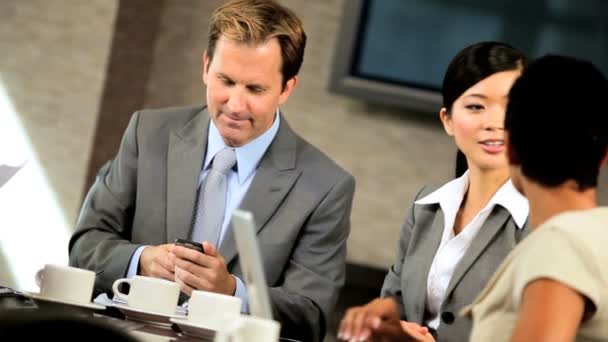 Ambicioso equipo de negocios multiétnicos en la sala de juntas — Vídeos de Stock