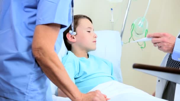 Kaukasische jongen na behandeling in het ziekenhuis — Stockvideo