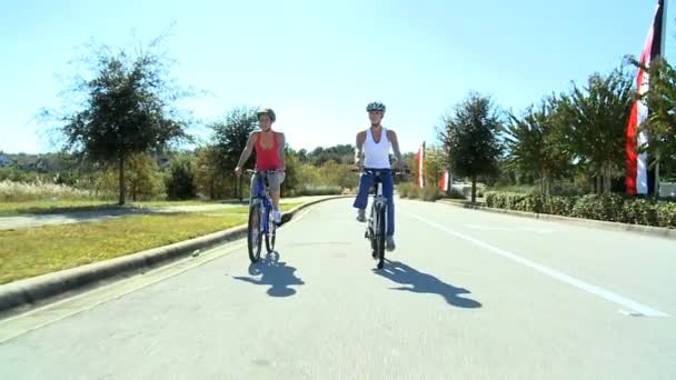 Egészséges nő meg kerékpározás együtt — Stock videók