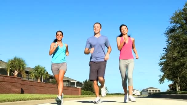 Joven en forma — Vídeo de stock