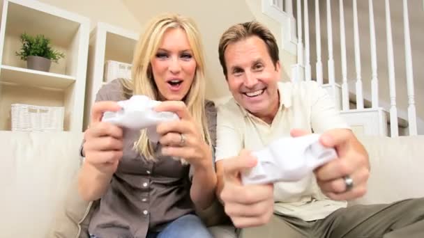 玩游戏控制台上的年轻白人夫妇 — 图库视频影像