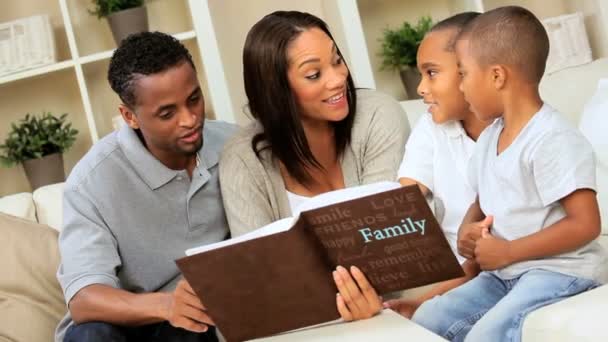 Афро-американської родини з фотографією альбом — стокове відео