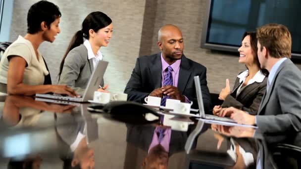 Reunião de equipe de negócios multi étnica na sala de reuniões — Vídeo de Stock