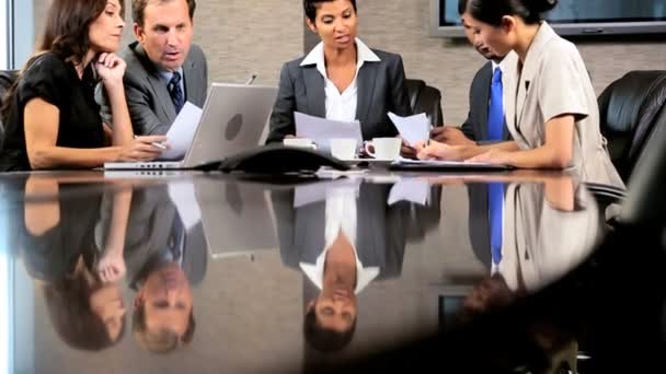 Multi etniczne biznesmenów w posiedzeń — Wideo stockowe