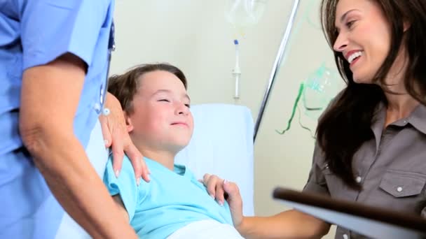 母亲和护士安心在医院中的小男孩 — 图库视频影像
