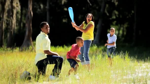 Jeune famille afro-américaine jouant au baseball dans le parc — Video