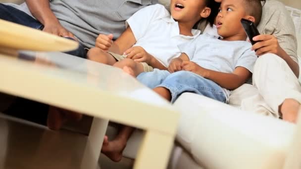 Joven familia étnica viendo televisión juntos — Vídeo de stock