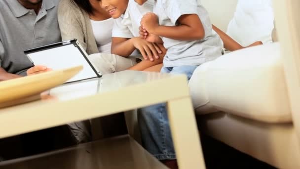 Meninos e seus pais com um tablet sem fio — Vídeo de Stock