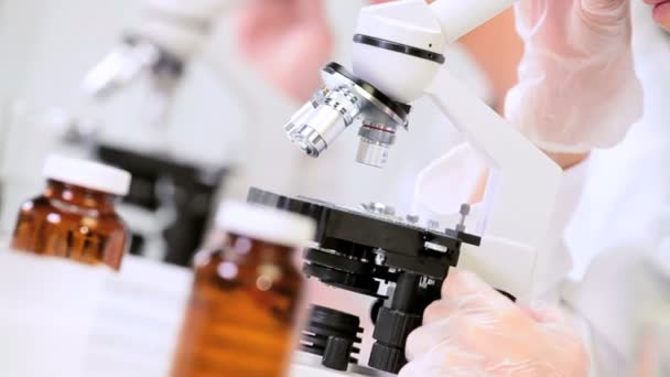 Pesquisadoras médicas femininas usando equipamentos de laboratório — Vídeo de Stock