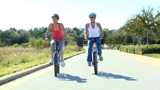 Amigos femeninos Diversión en bicicleta juntos — Vídeo de stock