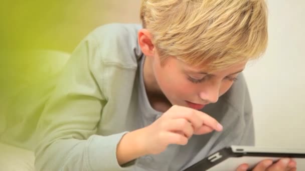 Młody chłopak z bezprzewodowy tablet — Wideo stockowe