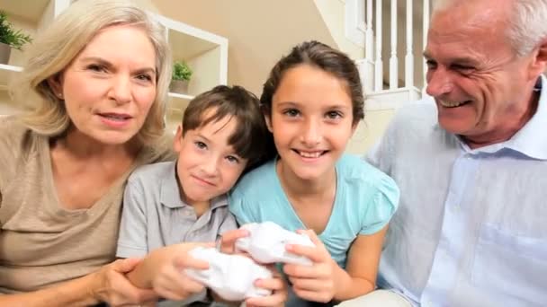 Generaciones familiares jugando en la consola de juegos — Vídeo de stock