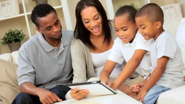 Ung familj med trådlös tablet för online video chatt — Stockvideo