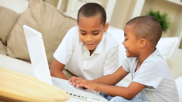 Afrikanische amerikanische Jungen mit Laptop auf dem Sofa — Stockvideo