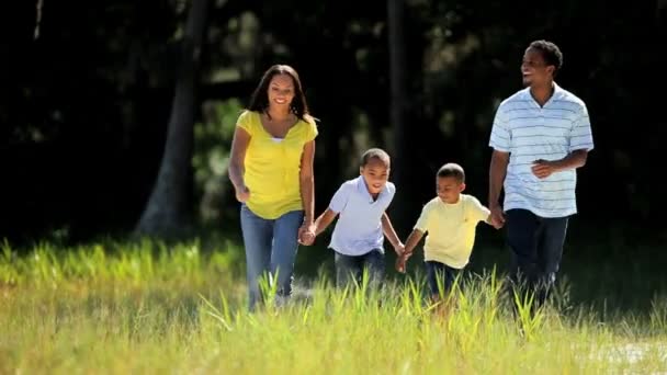 Familia afro-americană se bucură de timp în aer liber — Videoclip de stoc