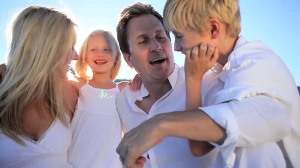 Liefdevolle familie rustige tijd samen op strand — Stockvideo