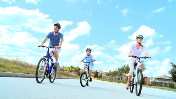 Grupo familiar caucásico Ciclismo al aire libre — Vídeo de stock