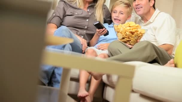 Famiglia caucasica guardare film con snack cibo — Video Stock