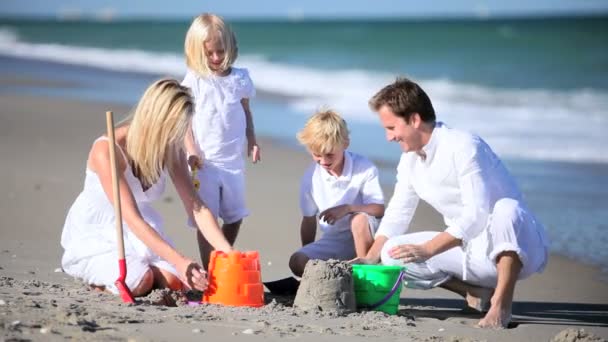 Kaukasische Familie baut Sandburgen — Stockvideo