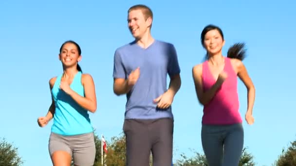 Três jovens amigos correndo juntos — Vídeo de Stock