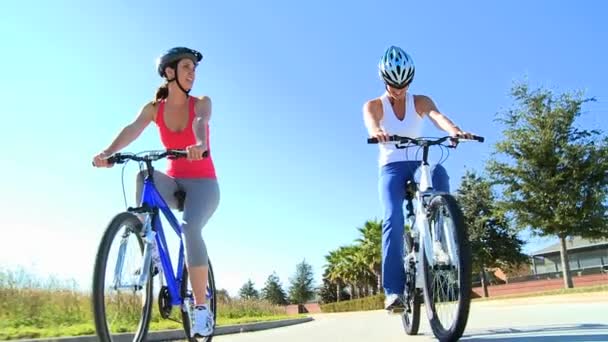 Mujer Amigos Ciclismo Fitness — Vídeo de stock