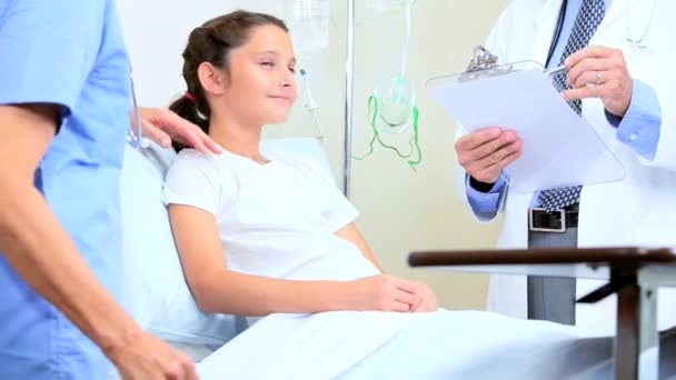 Médico y enfermera examinando a un paciente joven en el hospital — Vídeo de stock