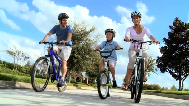 Famille caucasienne saine faisant du vélo ensemble — Video