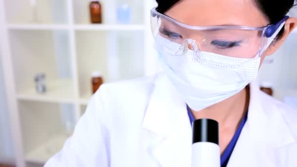 Asiático chinês feminino usando equipamentos de laboratório — Vídeo de Stock