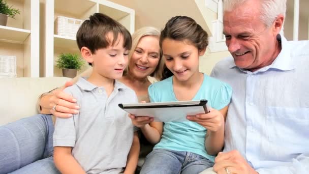 Far-och morföräldrar och barnbarn med trådlös tablet — Stockvideo