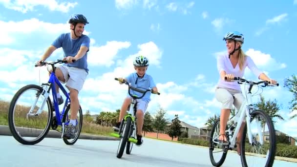 Giovani famiglie sane che si divertono insieme in bicicletta — Video Stock