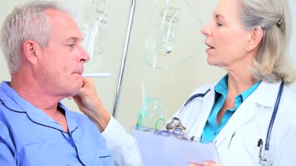 Homme âgé recevant des soins médicaux hospitaliers — Video