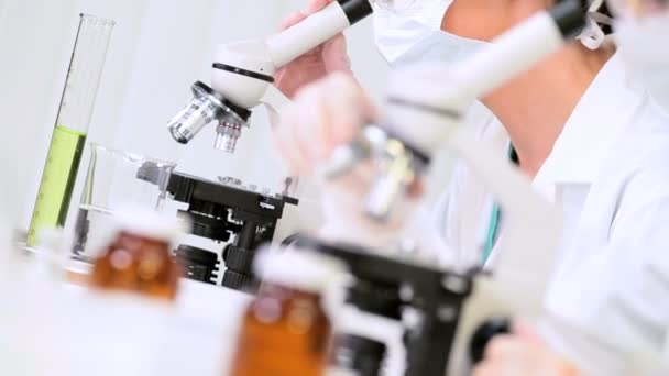 Θηλυκό ιατρικούς ερευνητές χρησιμοποιώντας εξοπλισμός εργαστηρίων — Αρχείο Βίντεο