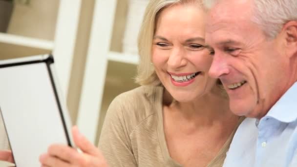 Idősebb pár otthon egy vezeték nélküli tabletta — Stock videók