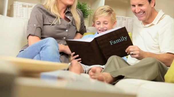 Junge kaukasische Familie mit Fotoalbum — Stockvideo