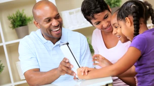 Junge Eltern beobachten Kinder mit drahtlosem Tablet — Stockvideo