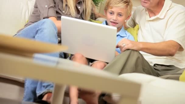 Família caucasiana se divertindo no computador portátil — Vídeo de Stock