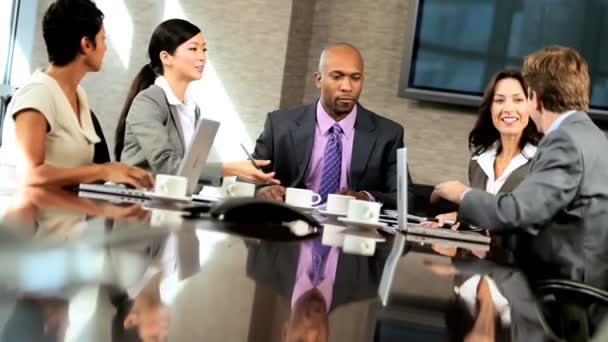 Equipe de negócios multi étnica ambiciosa na sala de visitas — Vídeo de Stock